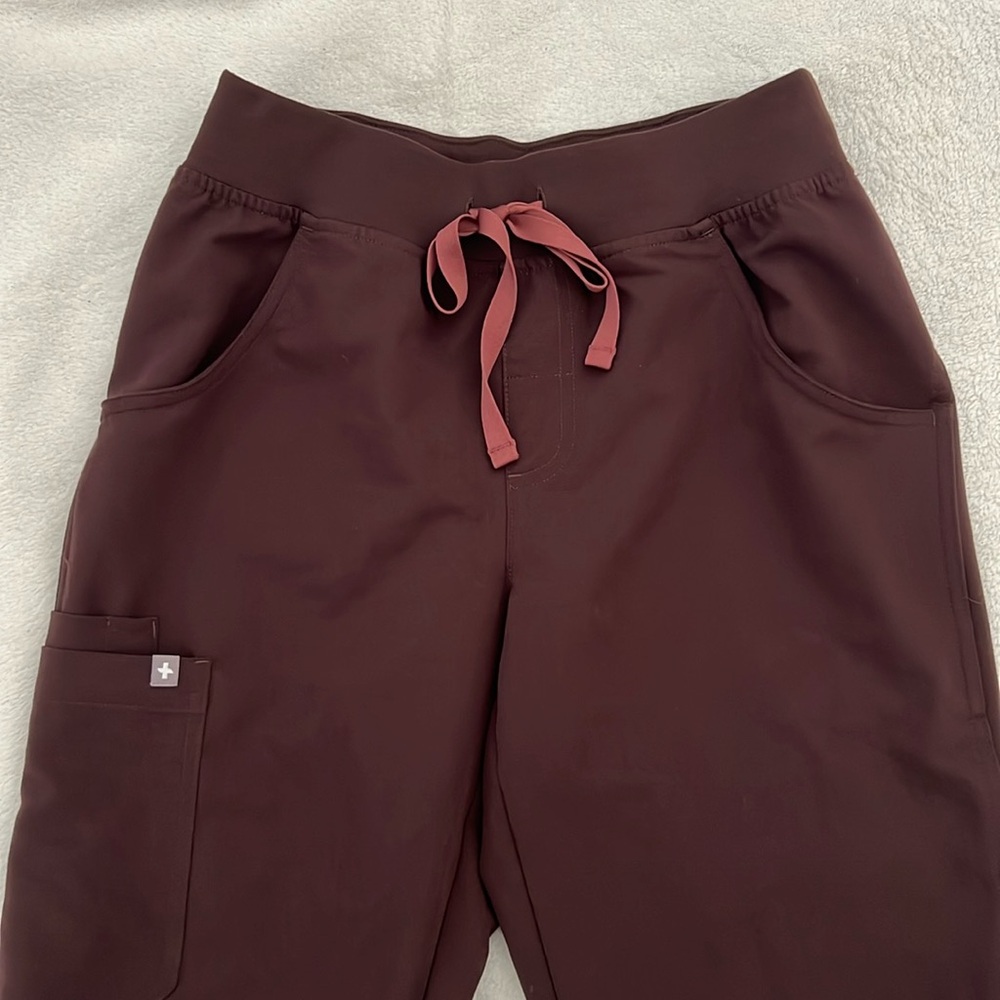 WEARFIGS KADE CARGO SCRUB PANTS — ESPRESSO XS PETITE